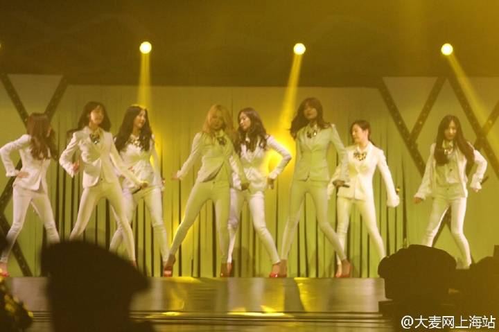 [PIC][03-01-2015]SNSD khởi hành đi Thượng Hải để tham dự "China for GG 1st Fan Party in ShangHai" vào sáng nay B6bJdFpCMAEWC6q