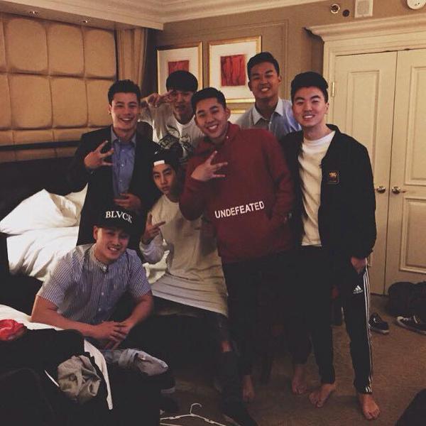 KKunpiMarkk's tweet photo. เมกานอนห้องกว้างหรูหรา
เกานอนห้องแคบรกๆ
เมกาได้ขับเบนซ์คั���หลายล้าน
เกาไถลสเก็ตบอร์ดไปมา
ชีวิตคุณชายผู้ตกยากโดยแท้5555 http://t.co/7HRTmb5xnH