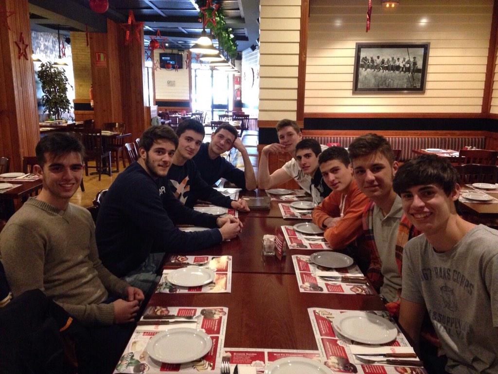 LAlqueriaVBC's tweet photo. Tras su gran @torneopickroll, el Junior A Masculino se ha ido hoy de comida de Navidad http://t.co/pQHaOMwBqs