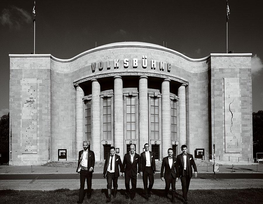 xMilia30's tweet photo. Das is so der 0815 abgang und hinter ihnen wird was in die luft gesprengt ^^ http://t.co/oiYUXFmIRl