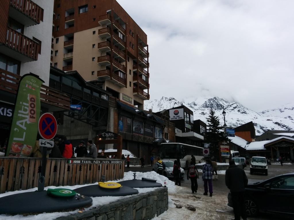 UEASNOW's tweet image. Arrived in VT! Lots of snow, lots of tired faces, and lots of booze... Let's get this party going! #VTtakeover