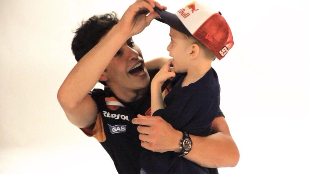 marcmarquez93's tweet photo. Un placer comenzar el año colaborando con el calendario de @nexefundacio y pasarlo en grande con el pequeño Adrià :) http://t.co/QRwyHZxfBG