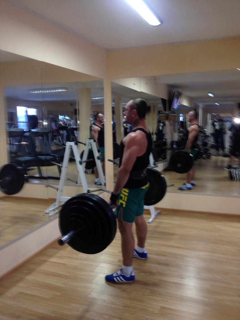 LevitchiRayko's tweet photo. 165kg http://t.co/gJqmnzLO3I