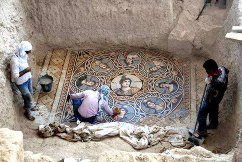 homegardenlist's tweet image. Stunning 2200-Year-Old Mosaics Discovered in Ancient Greek City - Photograph via iefimerida.gr