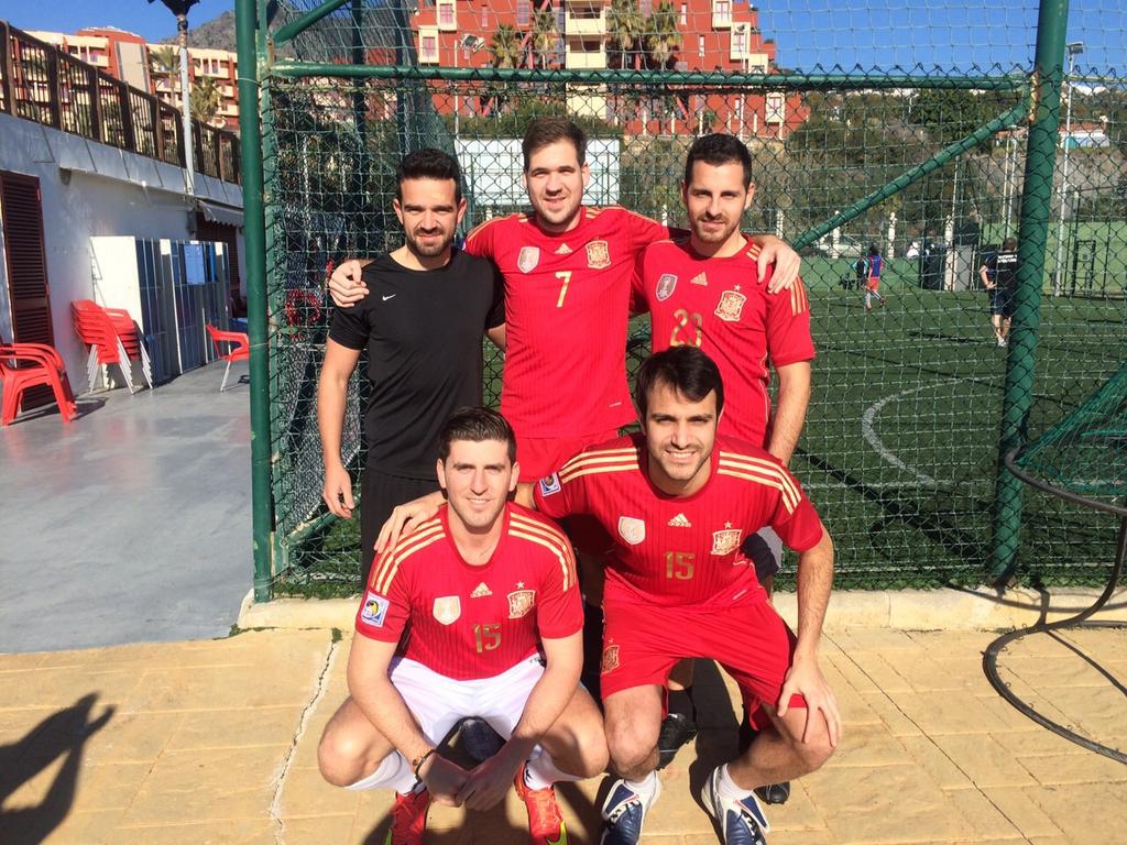 drjavirodriguez's tweet photo. Azules: Antonio Gámez, Fran, Lázaro, Pablo Redondo y "cuchillas" Peña

Rojos: Javi, Tortu, Paco, Carlos y Fernando http://t.co/3wRh1Tl68e
