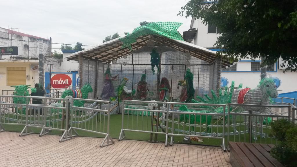 jpvm22's tweet photo. @PeriodistaV nacimiento gigante con botellas de plástico en plaza principal de yacuiba http://t.co/0qg8hLYnBa