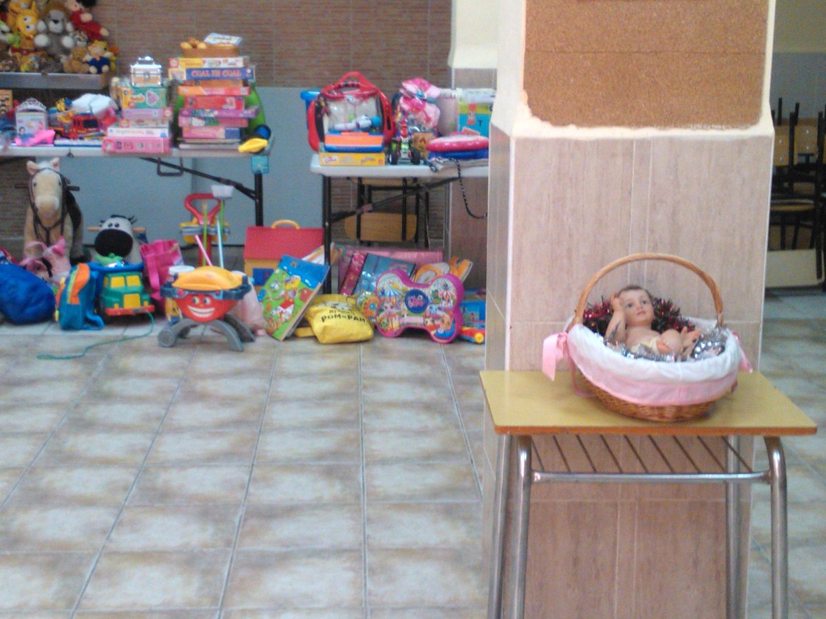 SantaMartaPuzol's tweet photo. En el Llar Parroquial Santa Marta,se ultiman detalles para actividad con los niños cuyos padres acuden a Cáritas. http://t.co/2ME5Q9A0WE