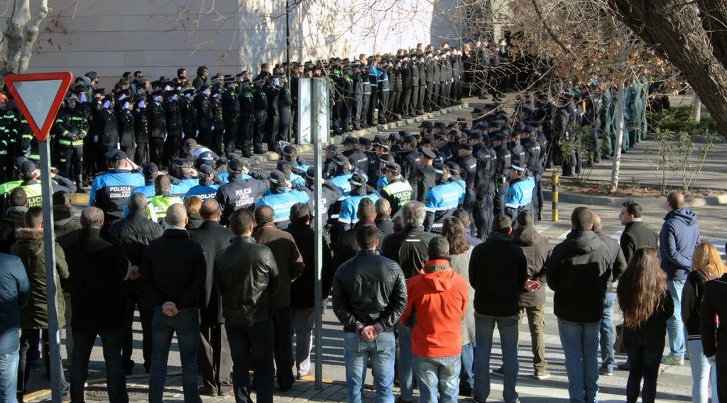 policia's tweet photo. Gracias por vuestros miles de mensajes de apoyo tras la muerte de Javier, medalla de oro al mérito policial #orgullo http://t.co/uaBgLvkqLf