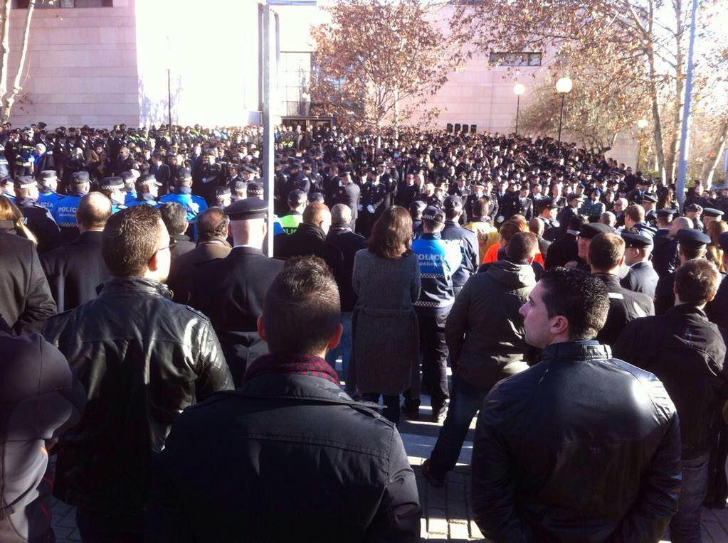 policia's tweet photo. Gracias por vuestros miles de mensajes de apoyo tras la muerte de Javier, medalla de oro al mérito policial #orgullo http://t.co/uaBgLvkqLf