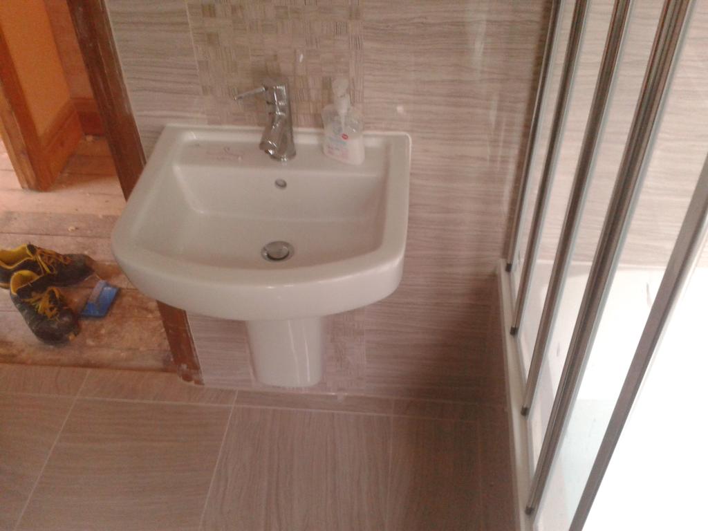 soakbathrooms's tweet photo. Finishes, all work carried out by @soakbathrooms and @JonKay15 http://t.co/8WZhOSukGl