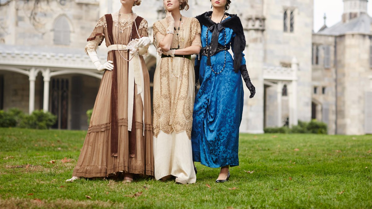 SmithsonianChan's tweet photo. Sundays are suddenly glam – party with the Million Dollar American Princesses at 8 PM: http://t.co/I4F7howCNR http://t.co/cePzt4LImh