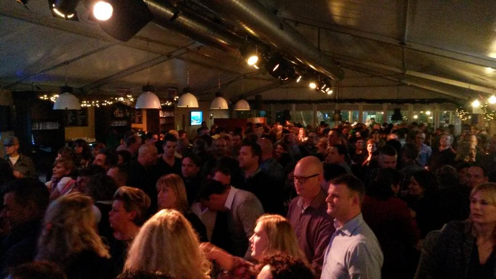 Sfeertje zit er inmiddels wel in! #WirmitAarts #DeutscheAbend #Traditie #Rosentalers