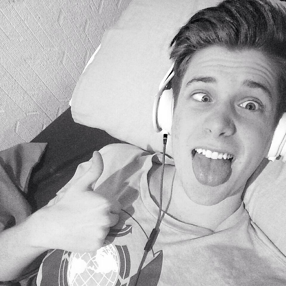 In bed listening to music kind of mood.. 😴🎼