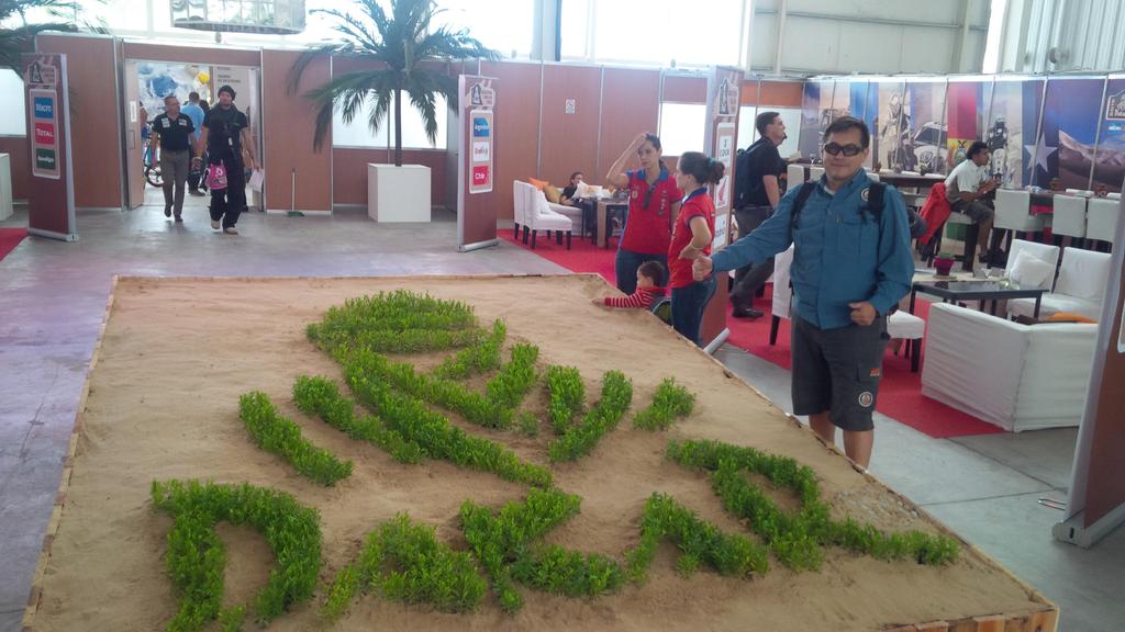 Otro de los nuestros que está presente en el #Dakar2015 es <a href="/AntonioNarino/">Antonio Narino</a> va en una Husqvarna con el #164 #DakarxFOX