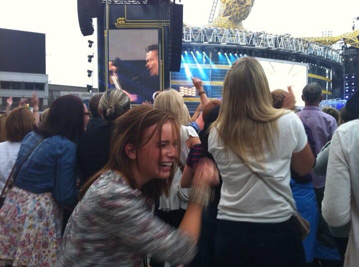 "<a href="/jo_finnegan/">Joanne Finnegan</a>: <a href="/GaryBarlow/">Gary Barlow</a> <a href="/EileenFinnegan/">Eileen Finnegan</a> I would lose it!! #kinggarycometothecastle " croke park 2011 crazy pics!