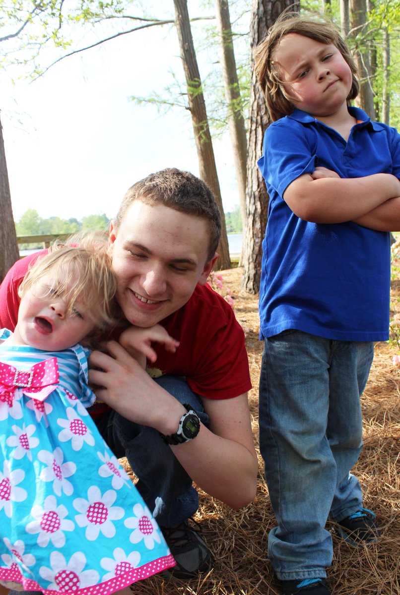 PageantGrl's tweet image. Family photos with my older brothers.  Mom had ideas she got from @Pinterest  Nailed It!  #Family #lol @TheEllenShow
