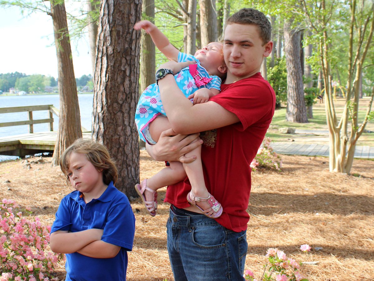 PageantGrl's tweet image. Family photos with my older brothers.  Mom had ideas she got from @Pinterest  Nailed It!  #Family #lol @TheEllenShow