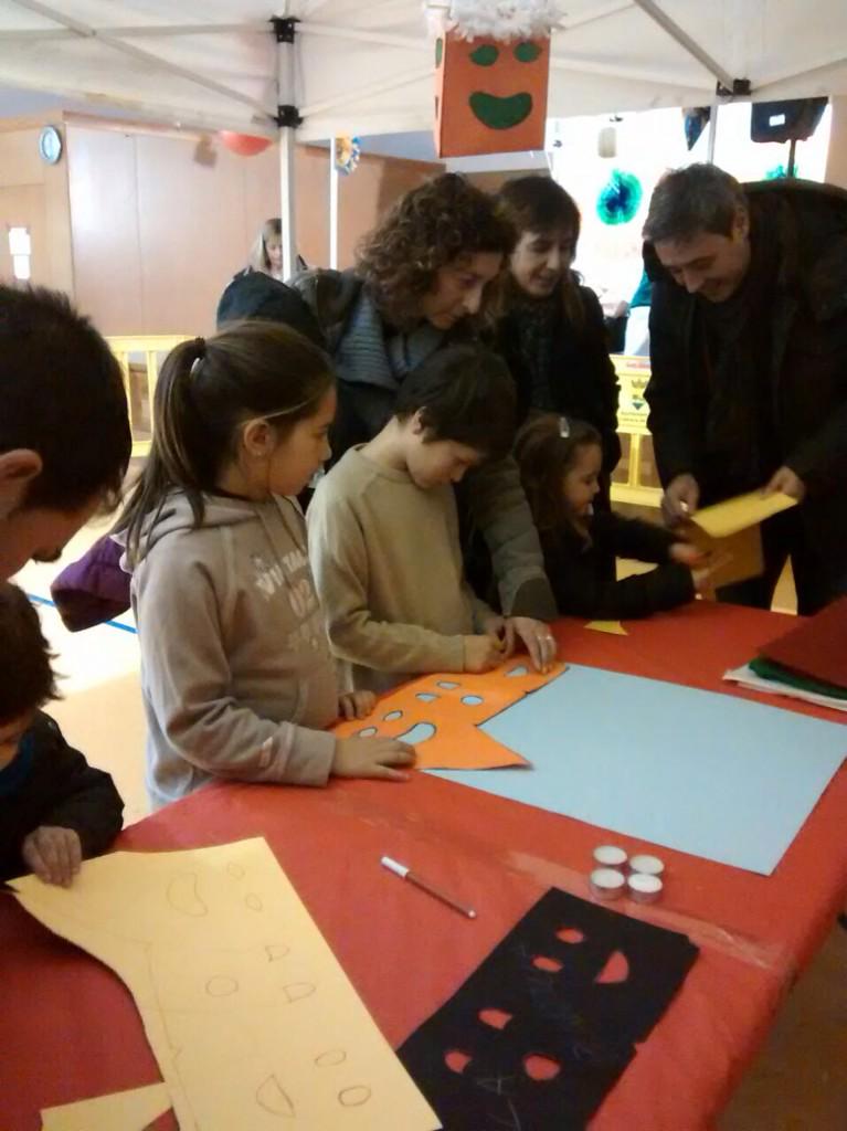 Divertaeduca's tweet photo. Avui a #cabrerademar mes tallers i nova visita del patge reial! @RamonSoldevila @eva_prat @JessicaCriado http://t.co/pHQ1yLK7mx