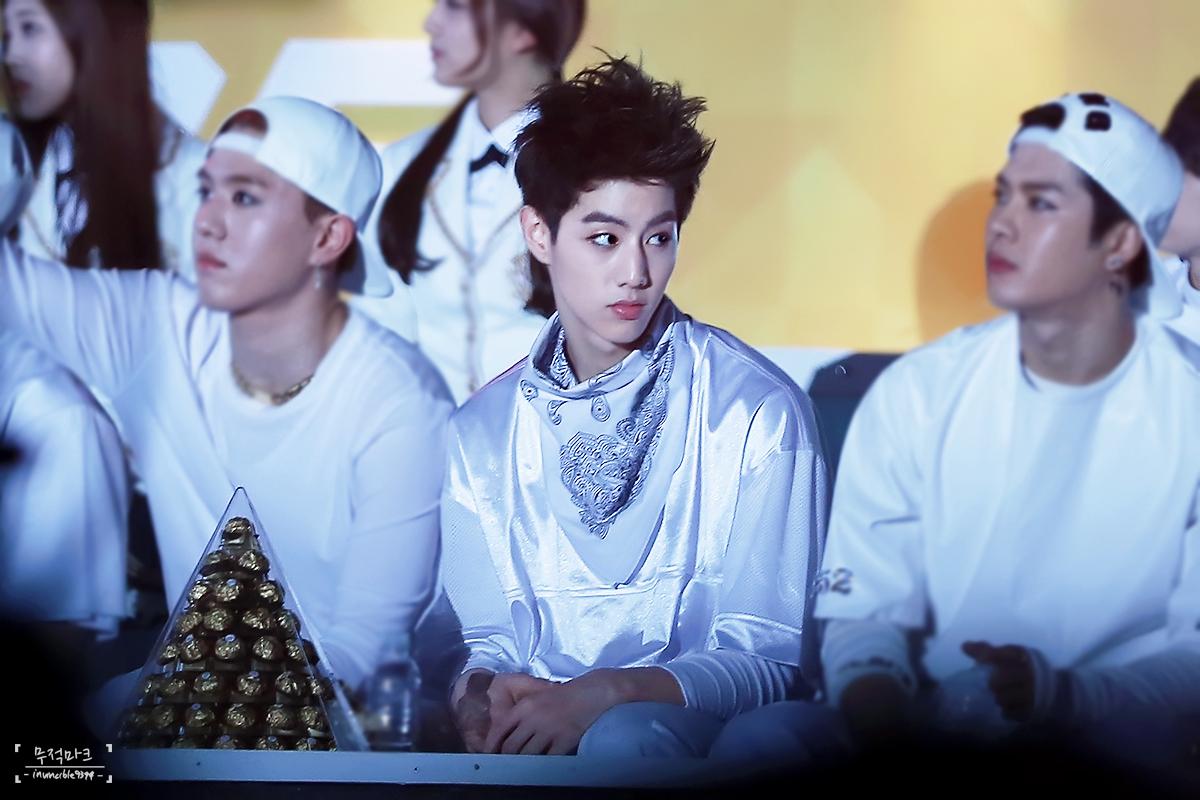 invincible9394's tweet photo. 141221 SBS가요대전 원본 #갓세븐 #마크 #Mark (@mtuan93 ) 너무 재밋게 보고 있는 마크~ ^^ [원본4P: http://t.co/OcDaK5Bxjx ] http://t.co/l3xDhHIOFU