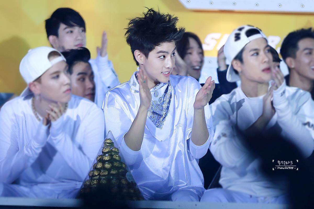 invincible9394's tweet photo. 141221 SBS가요대전 원본 #갓세븐 #마크 #Mark (@mtuan93 ) 너무 재밋게 보고 있는 마크~ ^^ [원본4P: http://t.co/OcDaK5Bxjx ] http://t.co/l3xDhHIOFU