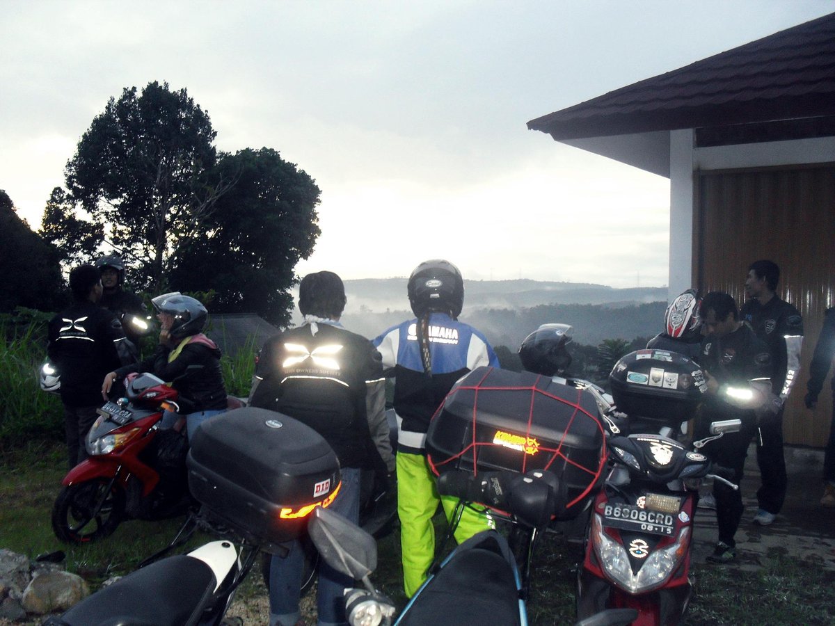 menikmati sunrise di puncak Cikadang disaat menuju pantai Sawarna.