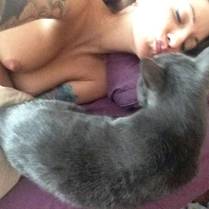 Bisou de chat <3 Good morning ;) http://t.co/1bqXsSvrya<a href="/tag/cleavage"class="tags"><span>#cleavage</span></a>