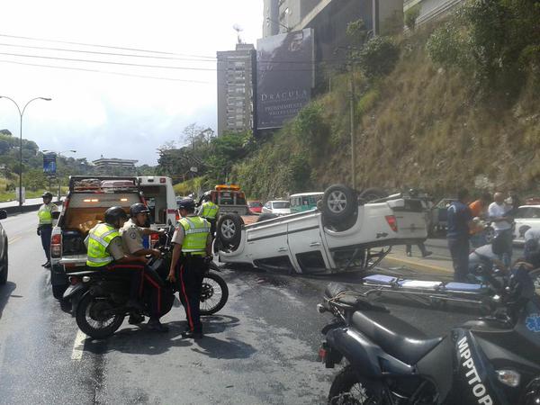 eutrafico's tweet photo. RT @ALERTA171ANZ: Volcamiento en Prados Del Este
 Precaución.  http://t.co/9gWlz6B9Es