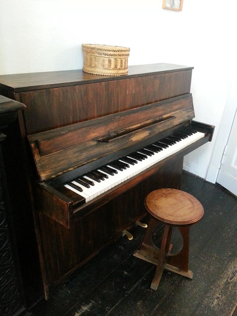 blueravenart's tweet photo. House of #BertoltBrecht & #HeleneWeigel. I imagine #KurtWeill playing this piano at some amazing parties. #MackysBack http://t.co/hEsyWJ0Bpv