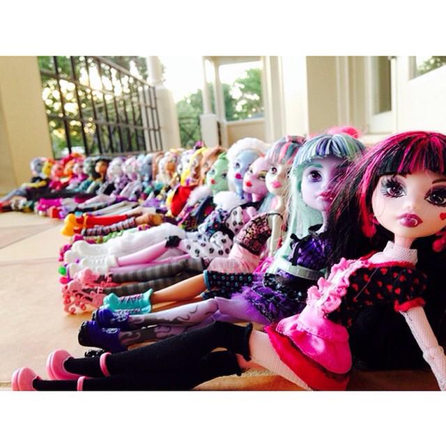 MonsterHigh's tweet photo. Your #MH school spirit is heart stopping, @monsterhigh_insta2! Keep up the furrrocious work! ❤️👏 #ShelfieSaturday http://t.co/quesFE3PAH