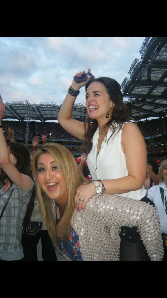 <a href="/GaryBarlow/">Gary Barlow</a> we looooove you #kinggarycometothecastle <a href="/jo_finnegan/">Joanne Finnegan</a> <a href="/EileenFinnegan/">Eileen Finnegan</a>