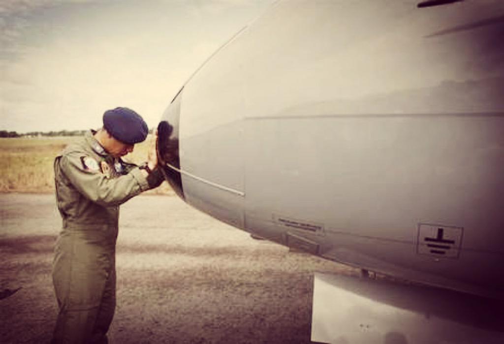 unclevems's tweet photo. Salute -> Indonesian navy pilot saying a prayer in front of his aircraft before a search operation for the QZ8501 http://t.co/r8w4Smy7wo