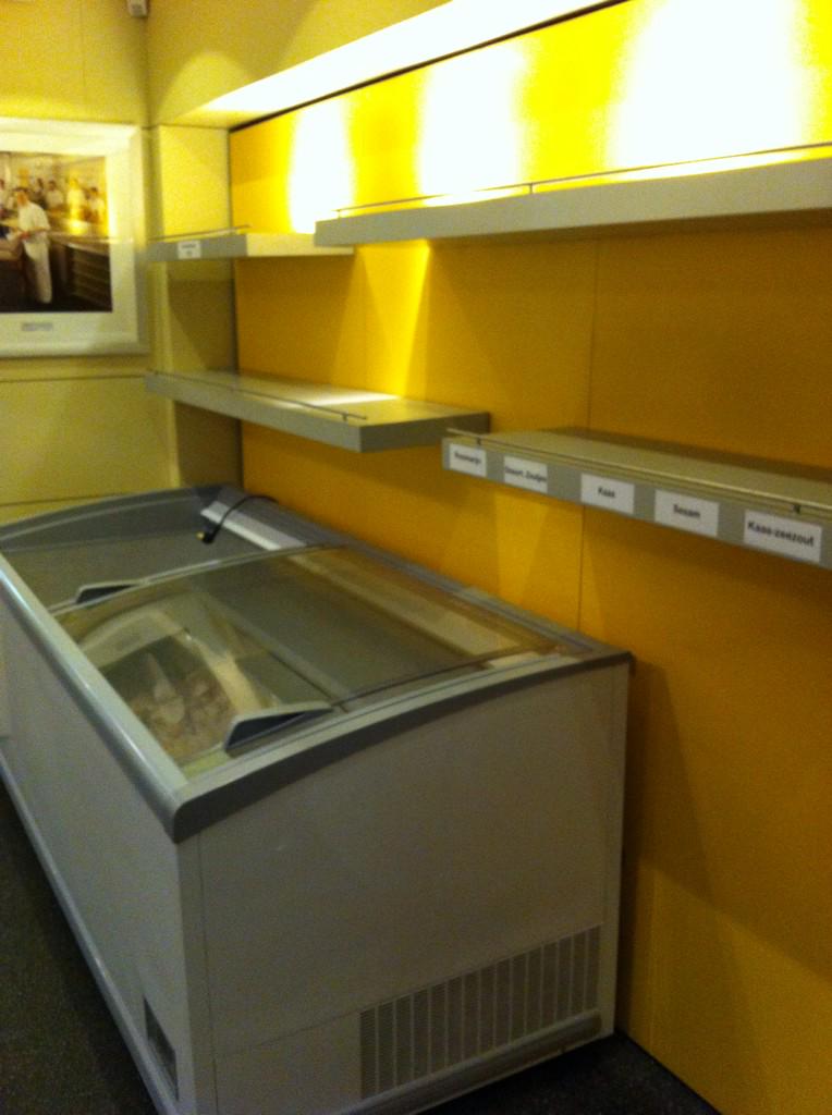 Jacquesvanbragt's tweet photo. Raar gevoel, lege winkel, maandag alles eruit en weer opnieuw inrichten, 16 januari weer open!! http://t.co/b5kgBa7ceh
