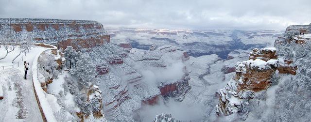 ilpost's tweet photo. Le meravigliose foto del Grand Canyon innevato, che è una cosa rara http://t.co/SVGw7MiFtn http://t.co/6reTctboP1