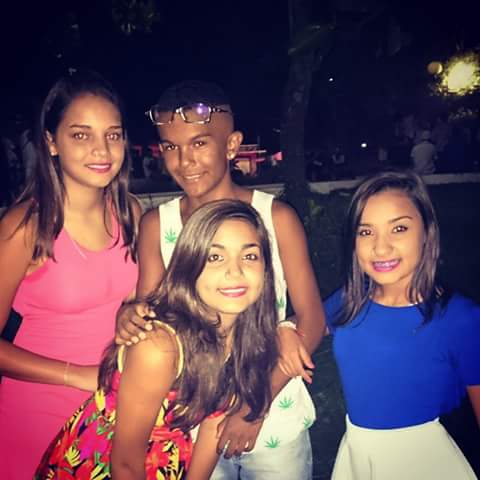 taah_meiirelles's tweet photo. - Paparaazi ta de olho em nois (8 amo vocês meus gatinhos 😍😍 ano novo no #Saanto com eles haha http://t.co/6P9QpmG0Wg