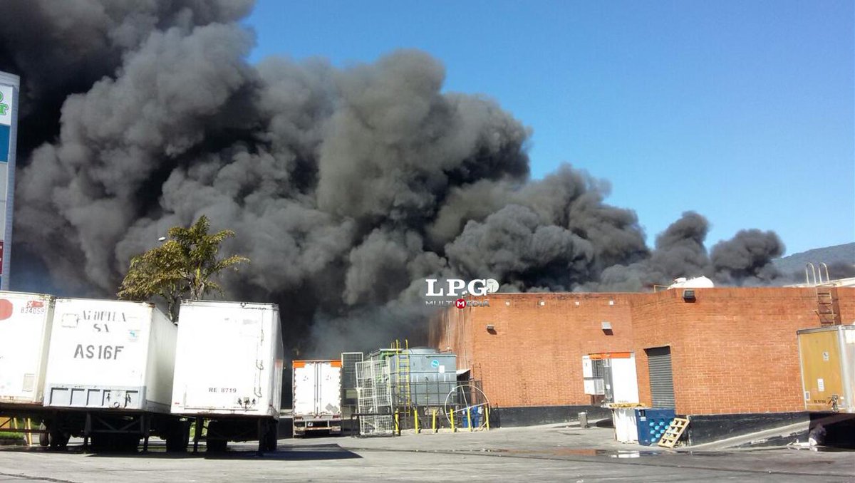 #ElSalvador Incendio en centro comercial Las Cascadas #Galería goo.gl/YWOAiN