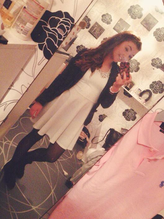 ChichereauEva's tweet photo. "Paradoxal, j'ai besoin de rien mais j'suis en manque de tout" #newpp http://t.co/fNniQruaZ7