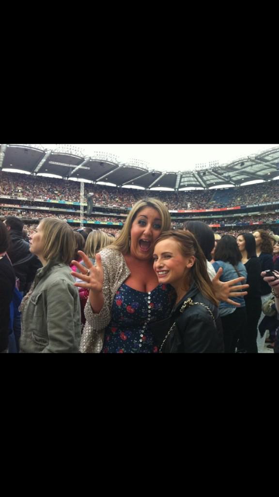 <a href="/GaryBarlow/">Gary Barlow</a> come on you know you're dying for a pint of GUINNESS!Come to EILOS wedding. #kinggarycometothecastle 🌟🌟🌟🌟