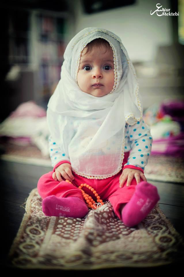 Allah hepimize,
Namaz kılarken bizi taklit edecek çocuklar nasip etsin.