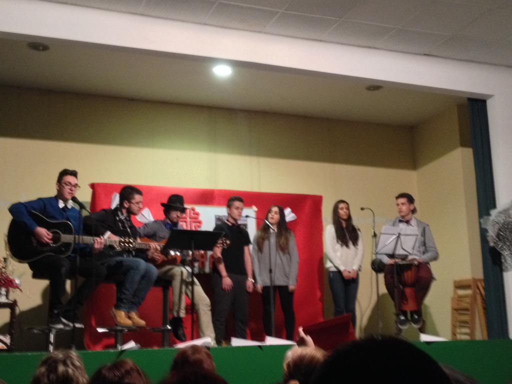 JuventudUniOu's tweet photo. Los jóvenes somos Cáritas!! #conciertobenefico @FallingPapers @CoraXeOu http://t.co/ln2naKsP0R