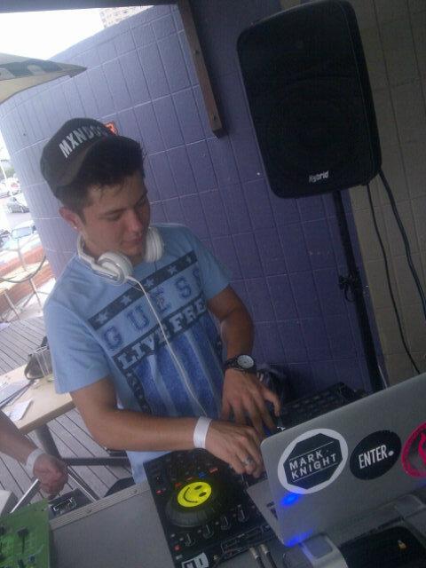 _DeEpRyThm_'s tweet photo. Sensations at zacks today..!!! Kilt it #deephouse http://t.co/ie1oyMUicZ