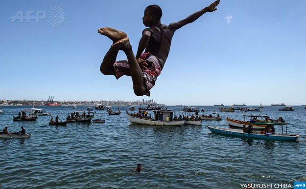 afpfr's tweet photo. #Instantané Brésil: un jeune homme à la plage de Boa Viagem, à Salvador. Photo @YasuyoshiChiba #AFP http://t.co/B3P9X2dNlL