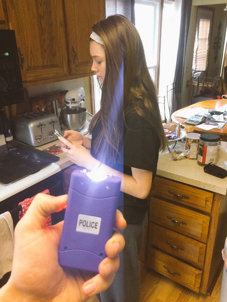 tware_7's tweet photo. 500 favorites and I'll taser my sister #nochill http://t.co/guAlPMrzIU