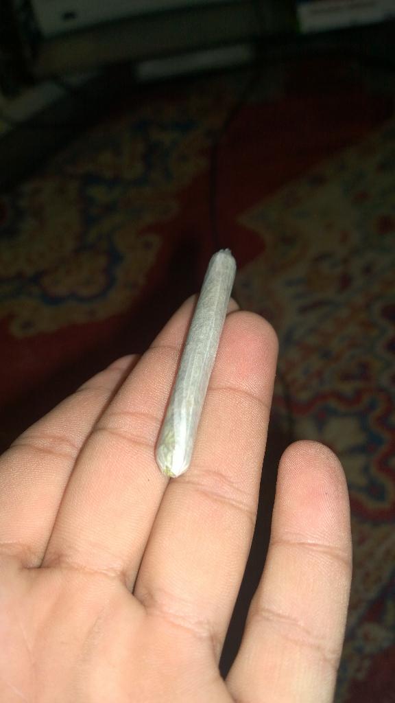 drizzache666's tweet image. I love rollin joints.... #riceisnice #elementsrollingpapers