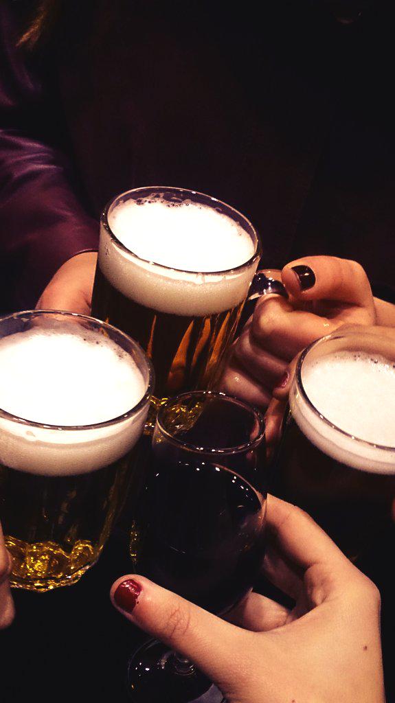 IsaMartinez2102's tweet photo. Segundo día de trabajo superado👏👏 Una de Bodeguita para celebrarlo 🍻🍸 http://t.co/aRB3qddF8a