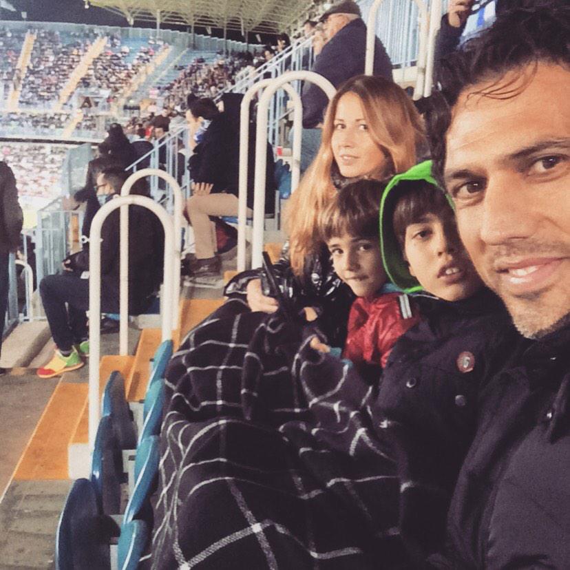 ortizbernal's tweet photo. Viendo el Malaga-Almeria con mucho frío! Menos mal que por ahora el resultado ayuda y Loli ha traído la bufandamanta. http://t.co/NnjwxneQH1