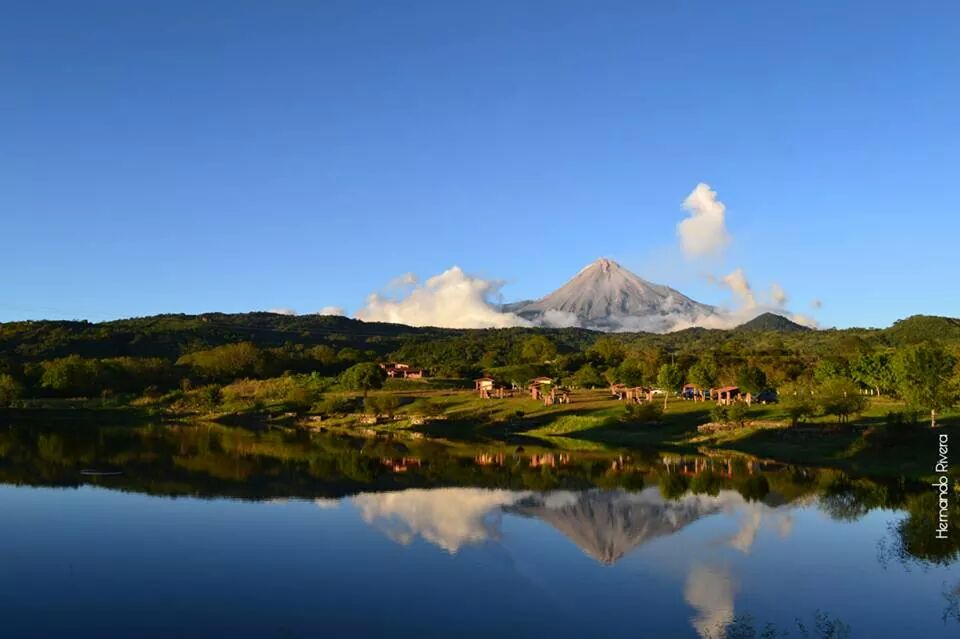 josehernandezn's tweet photo. La majestuosidad de nuestros volcanes.
#EstoEsColima #EstoEsMéxico http://t.co/OwS2YmhbEP