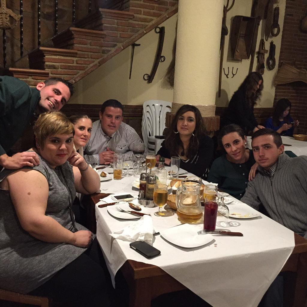marizabe87's tweet photo. Buena noxe de cena @franciscobj83 @alonbv @GuzmanBlas @Reme_machuca @canopulido_88 http://t.co/iQlHuWWSq0