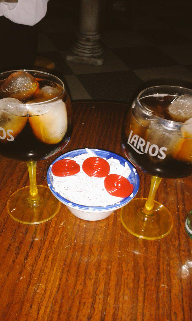 marinapiedra1's tweet photo. Así de bien nos cuidan en @LaTequeria a @JenyRodriguez12 @marinapovedano y a mi. http://t.co/xLau2itAHF