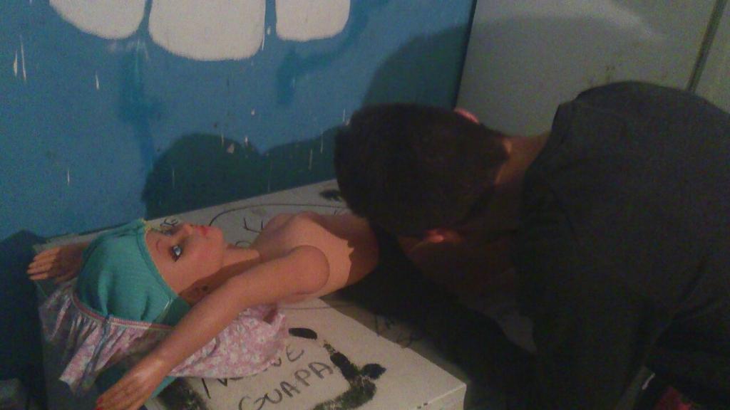 Rubenmore94's tweet photo. A ver q le comias a la muñeca @RubenJRr jajajaja @antonioelmm http://t.co/is81p3XDoD