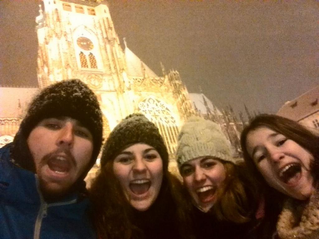 Martajimenezfer's tweet photo. Un precioso viaje para recordar rodeado de la mejor compañia #TaizePrague http://t.co/HqnqXzXnZD